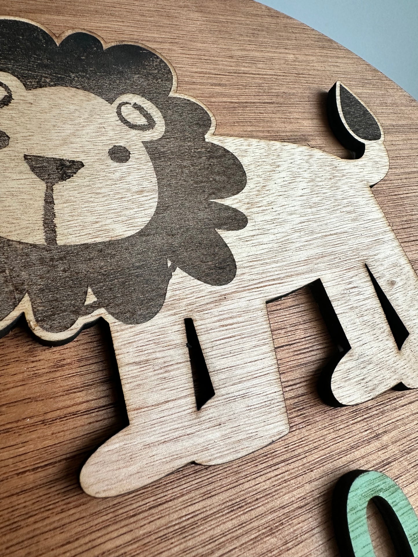 Lion et prénom de bébé : décoration murale