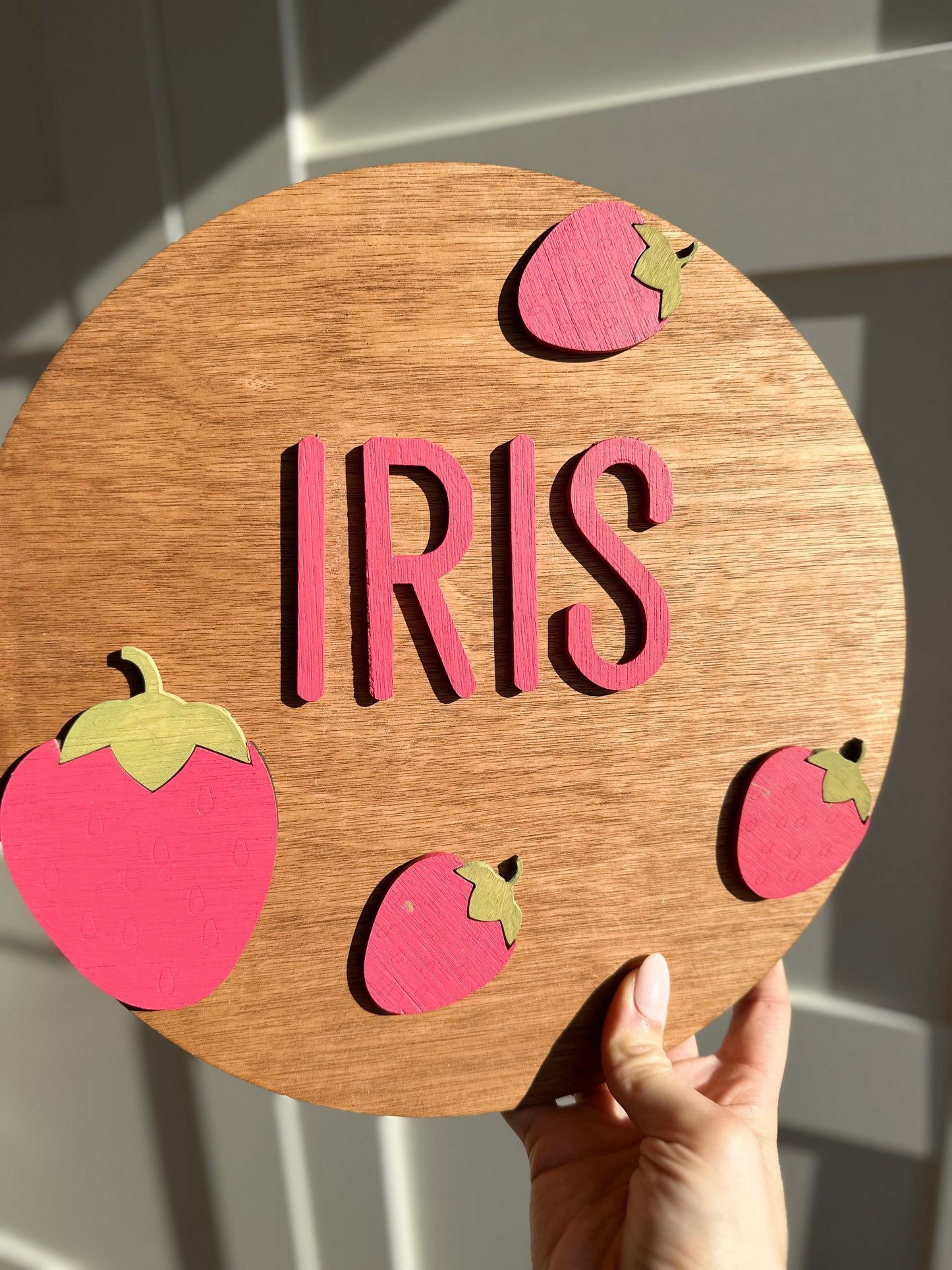prenom iris en bois sur disque avec fraises