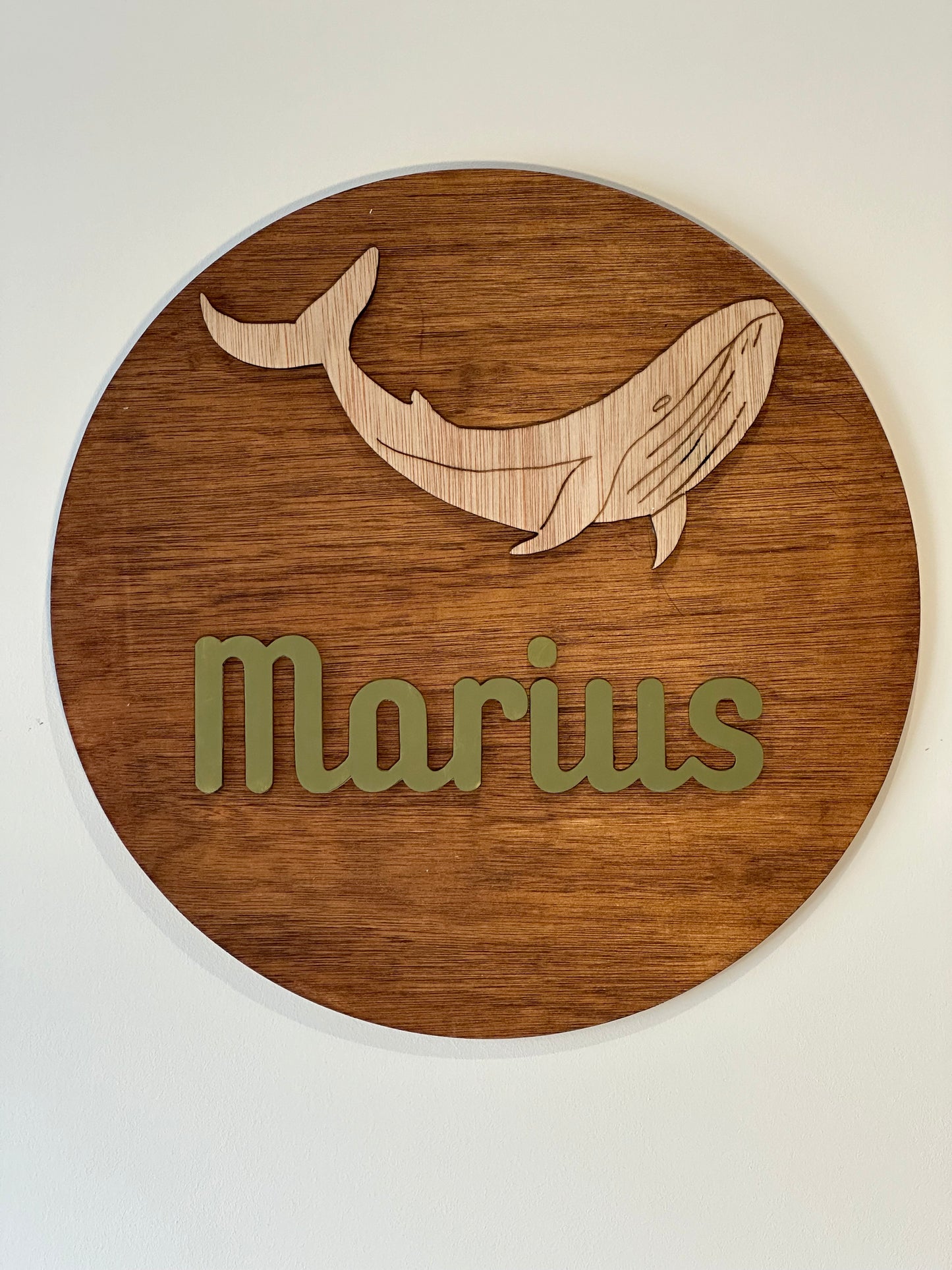 Disque en bois vernis 30 cm de diamètre. Motif baleine, personnalisé avec prénom. Parfait pour décorer chambrer enfant