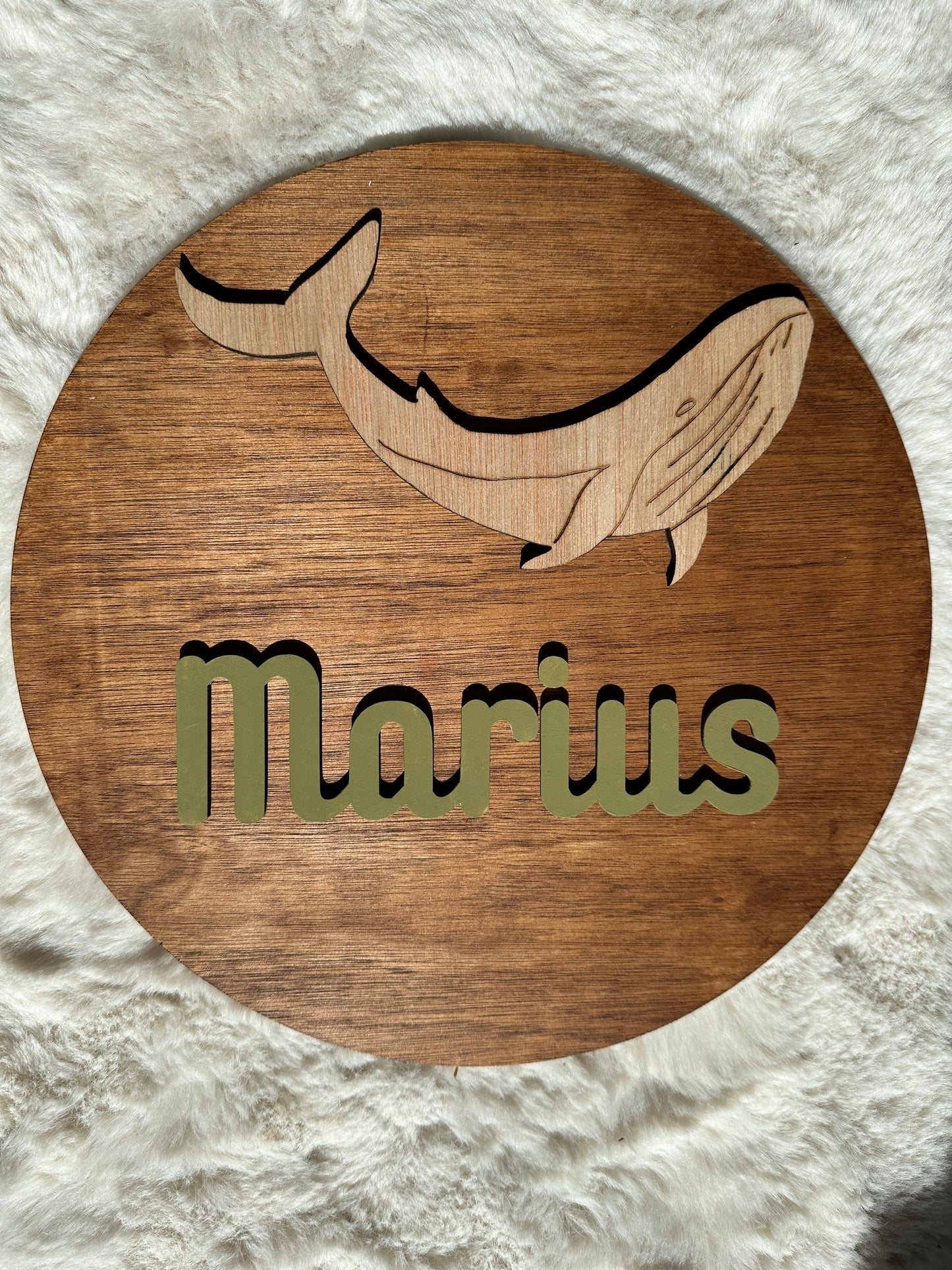 Disque en bois vernis 30 cm de diamètre. Motif baleine, personnalisé avec prénom. Parfait pour décorer chambrer enfant