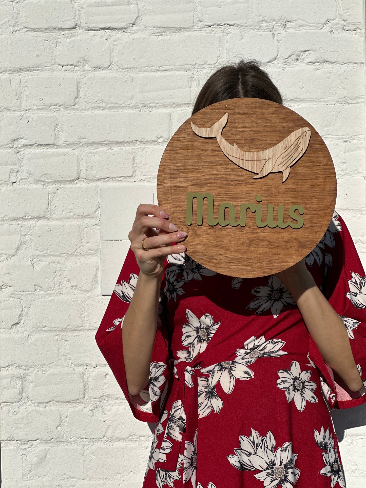 Disque en bois vernis 30 cm de diamètre. Motif baleine, personnalisé avec prénom. Parfait pour décorer chambrer enfant