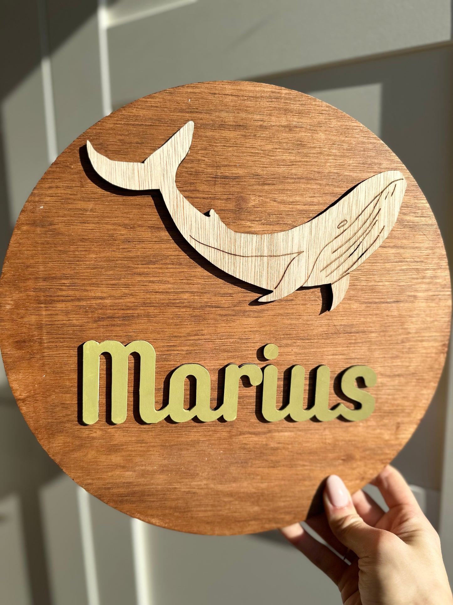 Disque en bois vernis 30 cm de diamètre. Motif baleine, personnalisé avec prénom. Parfait pour décorer chambrer enfant