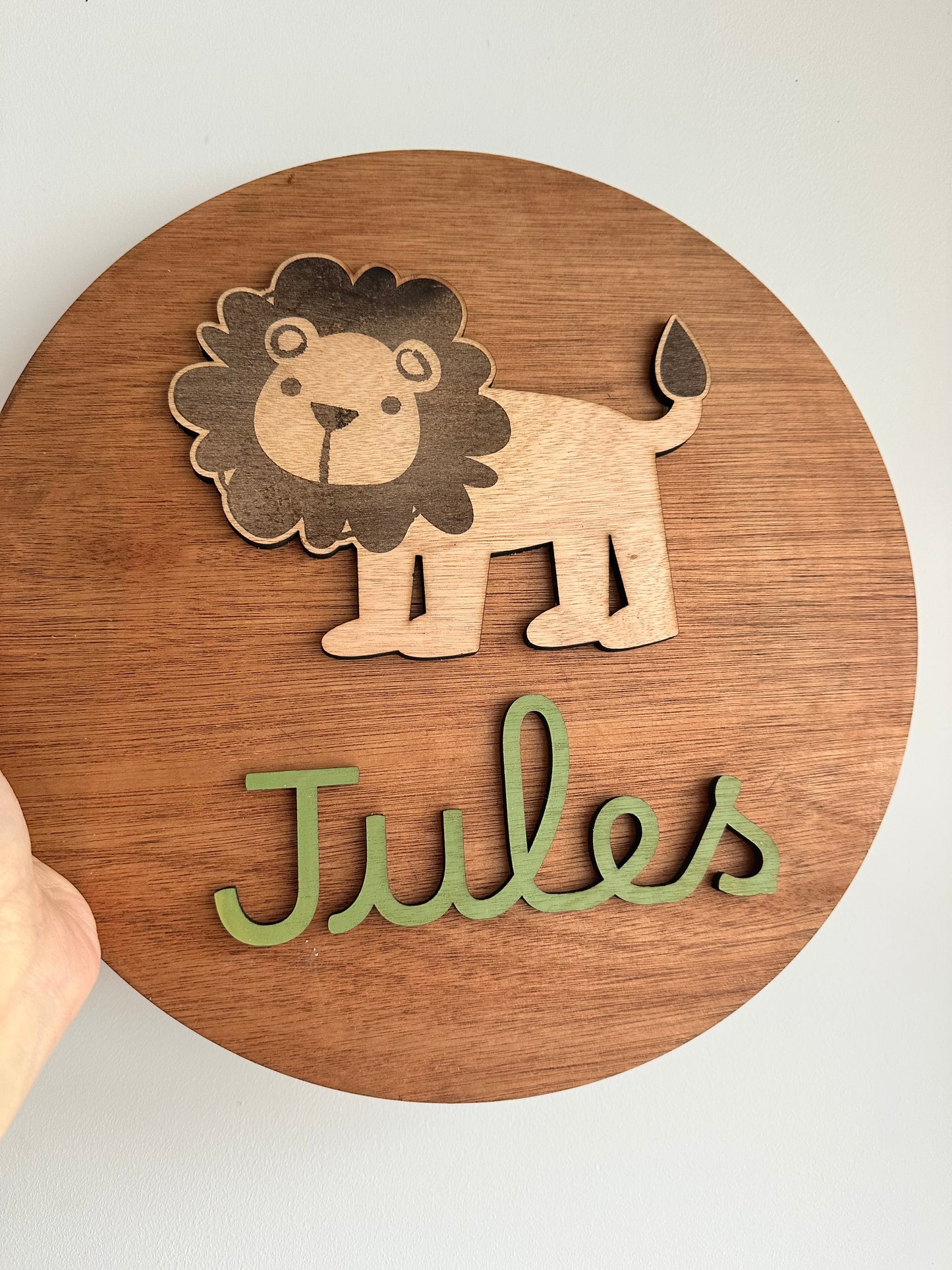 Lion et prénom de bébé : décoration murale