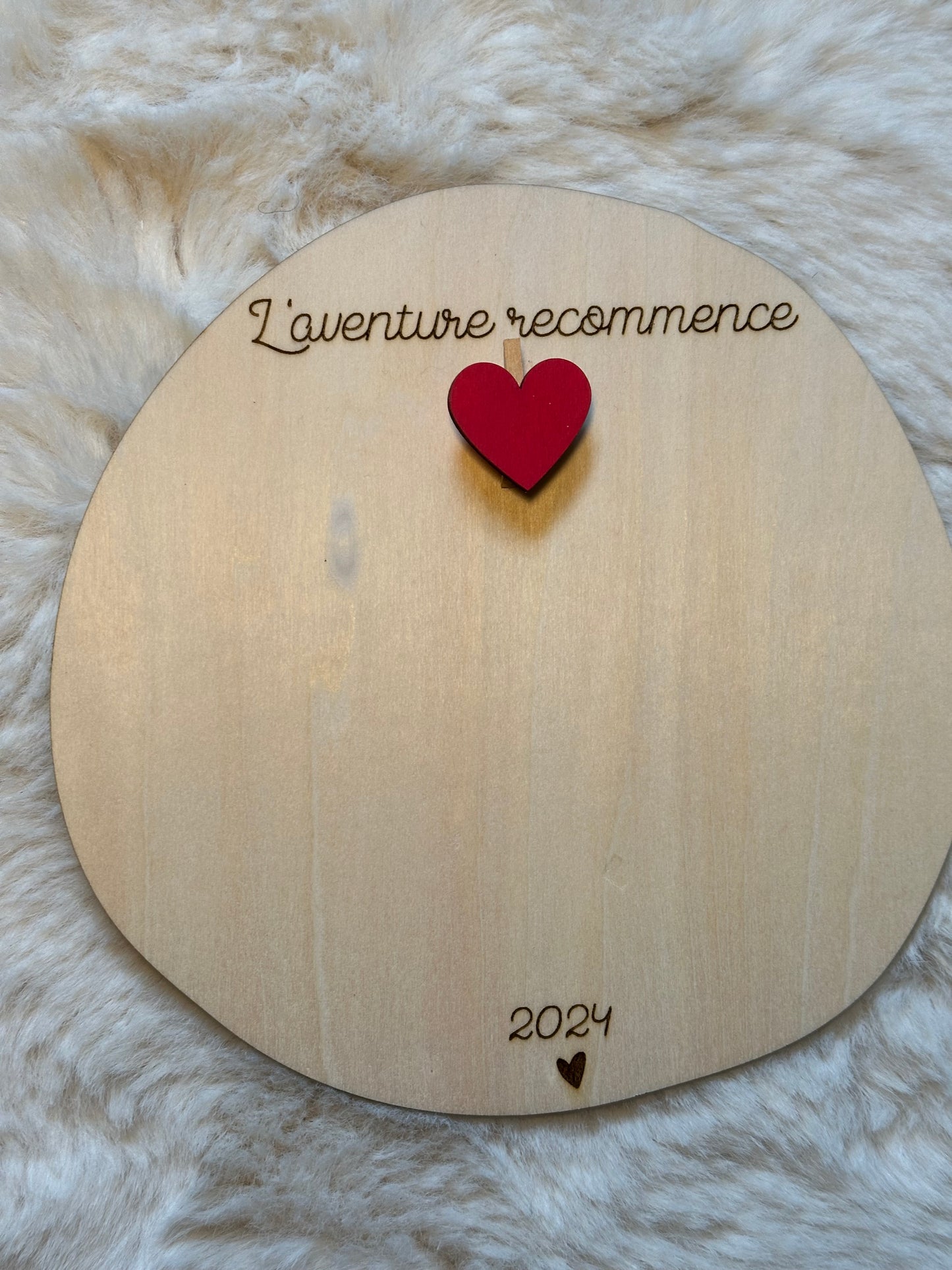 Carte en bois annonce "l'aventure recommence" avec une échographie épinglée avec une pince à linge coeur