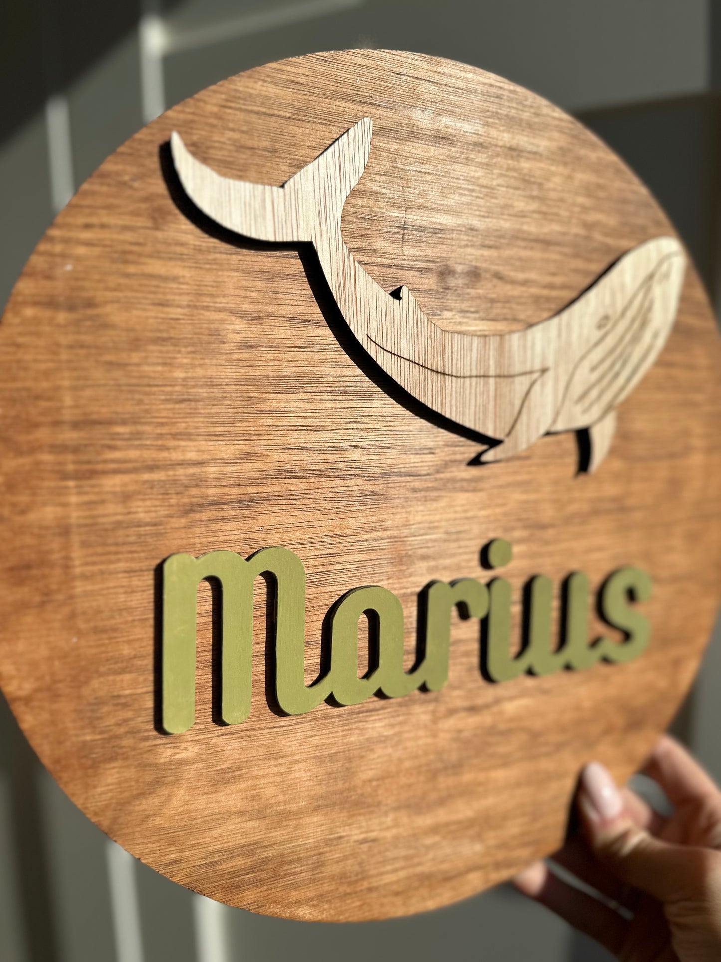 Disque en bois vernis 30 cm de diamètre. Motif baleine, personnalisé avec prénom. Parfait pour décorer chambrer enfant