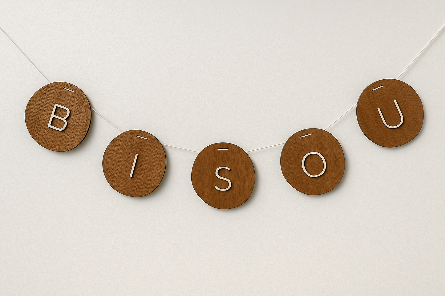 Guirlande en bois bisou – Une décoration personnalisée pleine d’amour