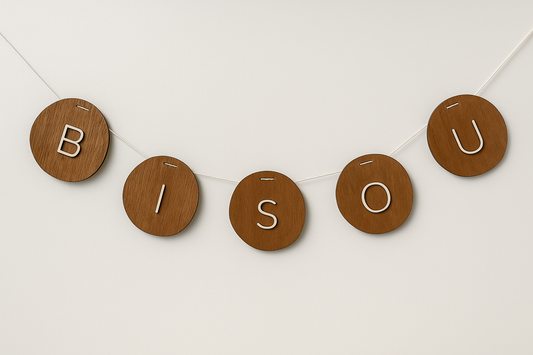 Guirlande en bois bisou – Une décoration personnalisée pleine d’amour
