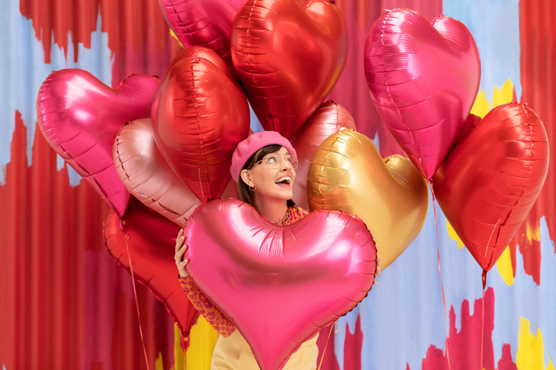 femme avec plein de ballons en forme de coeur