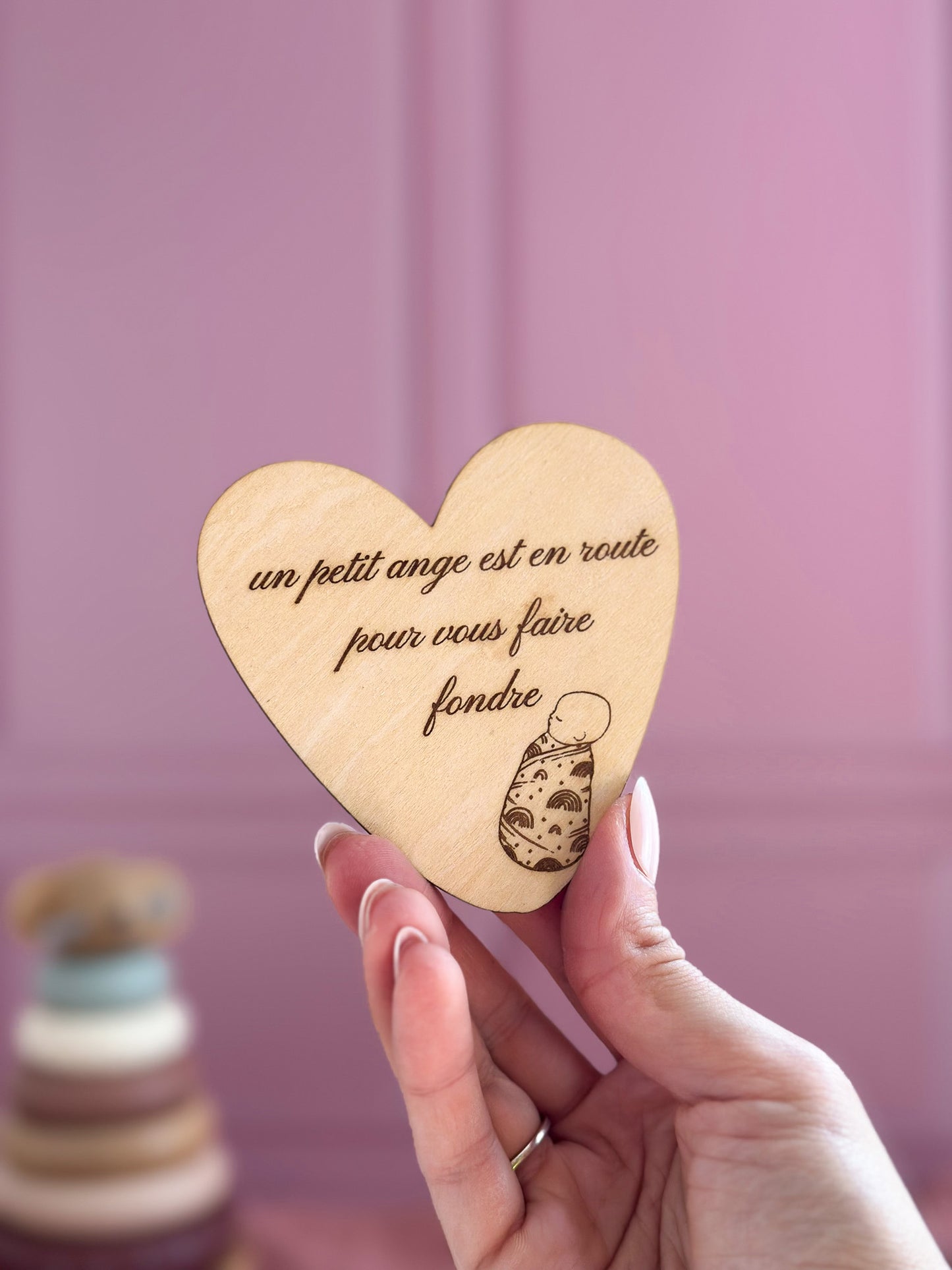 un petit ange est en route pour vous faire fondre : annonce grossesse en forme de coeur
