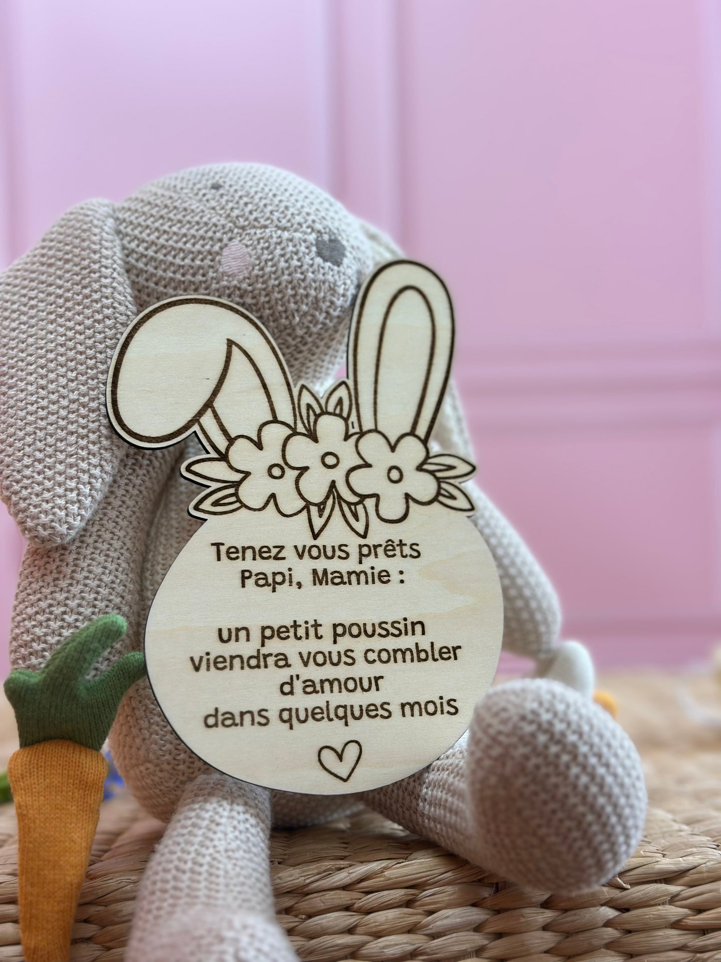 carte en bois en forme de lapin pour annoncer grossesse à papi et mamie. Idéal pour Pâques