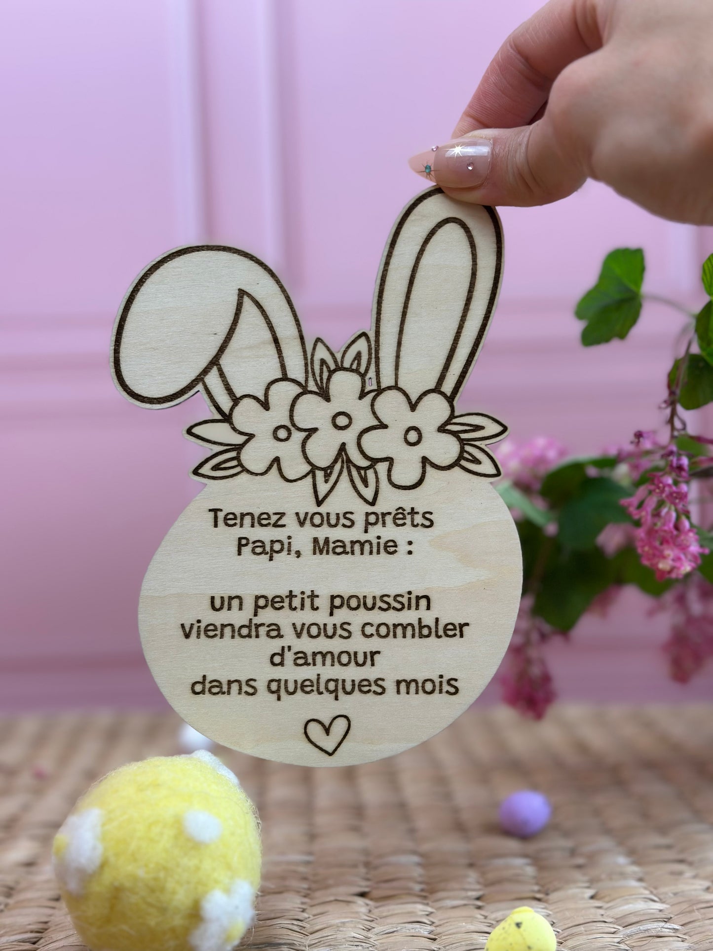 carte en bois en forme de lapin pour annoncer grossesse à papi et mamie. Idéal pour Pâques