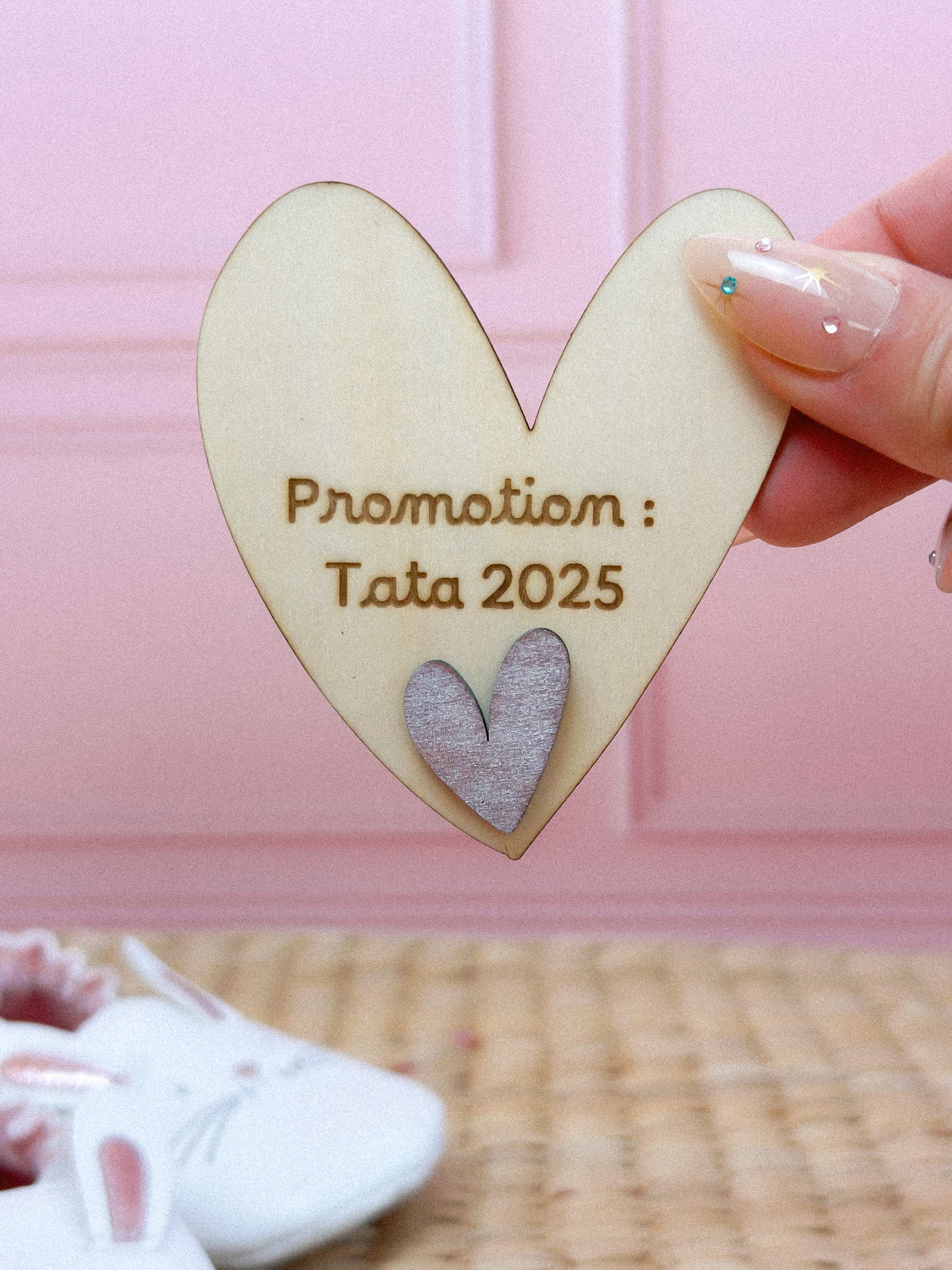 annonce grossesse personnalisée en forme de coeur avec petit coeur peint fixé dessus. Magnet, à offrir avec une échographie pour le poser sur le réfrégirateur