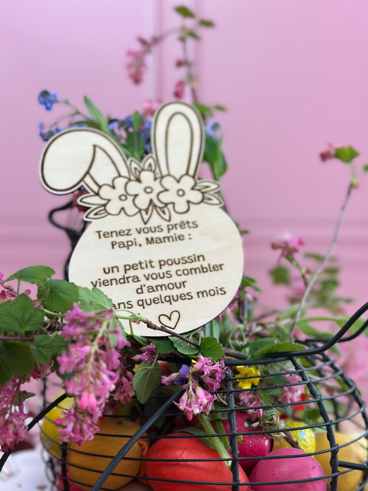 carte en bois en forme de lapin pour annoncer grossesse à papi et mamie. Idéal pour Pâques