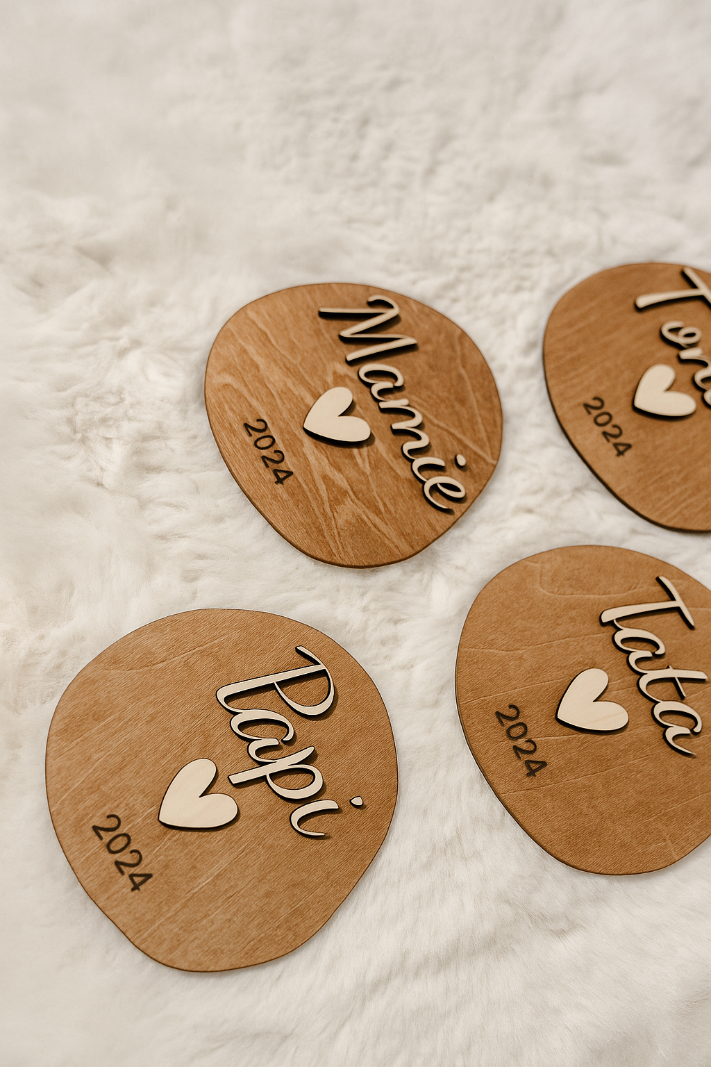 carte en bois avec inscription fixée : "mamie, papi, tata..." et la date du terme gravée : pour annoncer sa grossesse de la plus jolie des manières