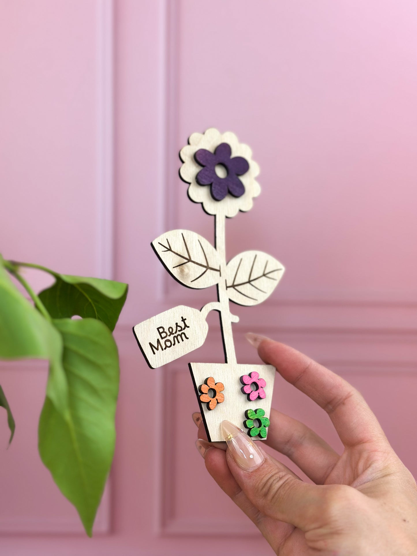 best mom : une fleur dans son pot en bois colorée à poser sur le frigo pour souhaiter une bonne fête à sa maman ! Cadeau original fête des mères