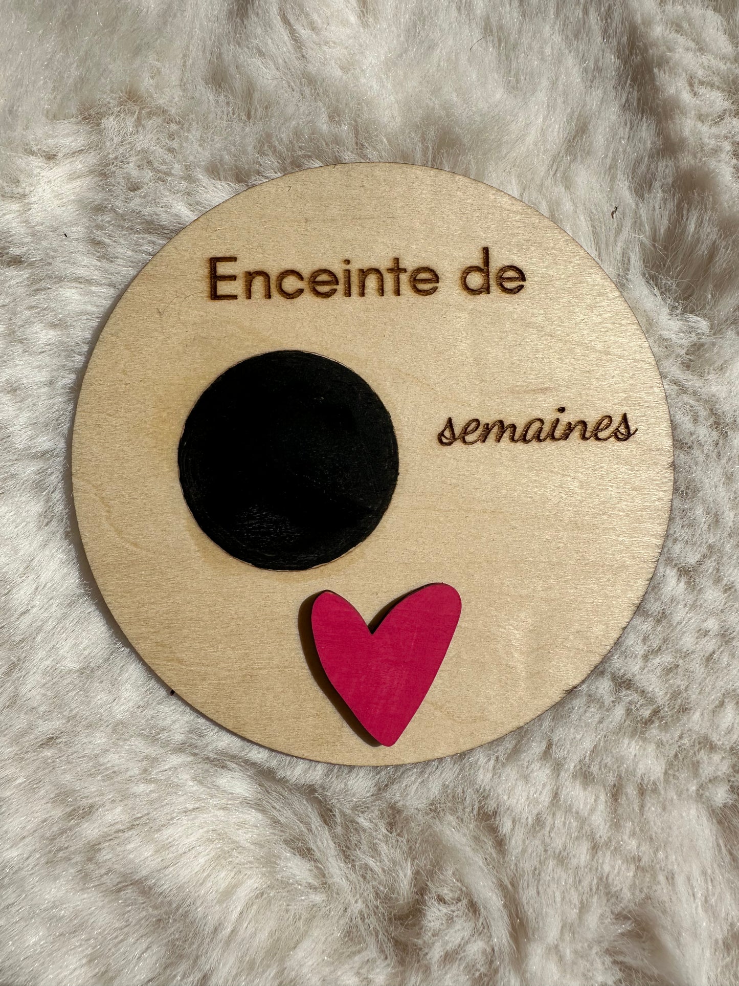 carte étape grossesse avec coeur fixé, à la craie indiquer le nombre de semaines