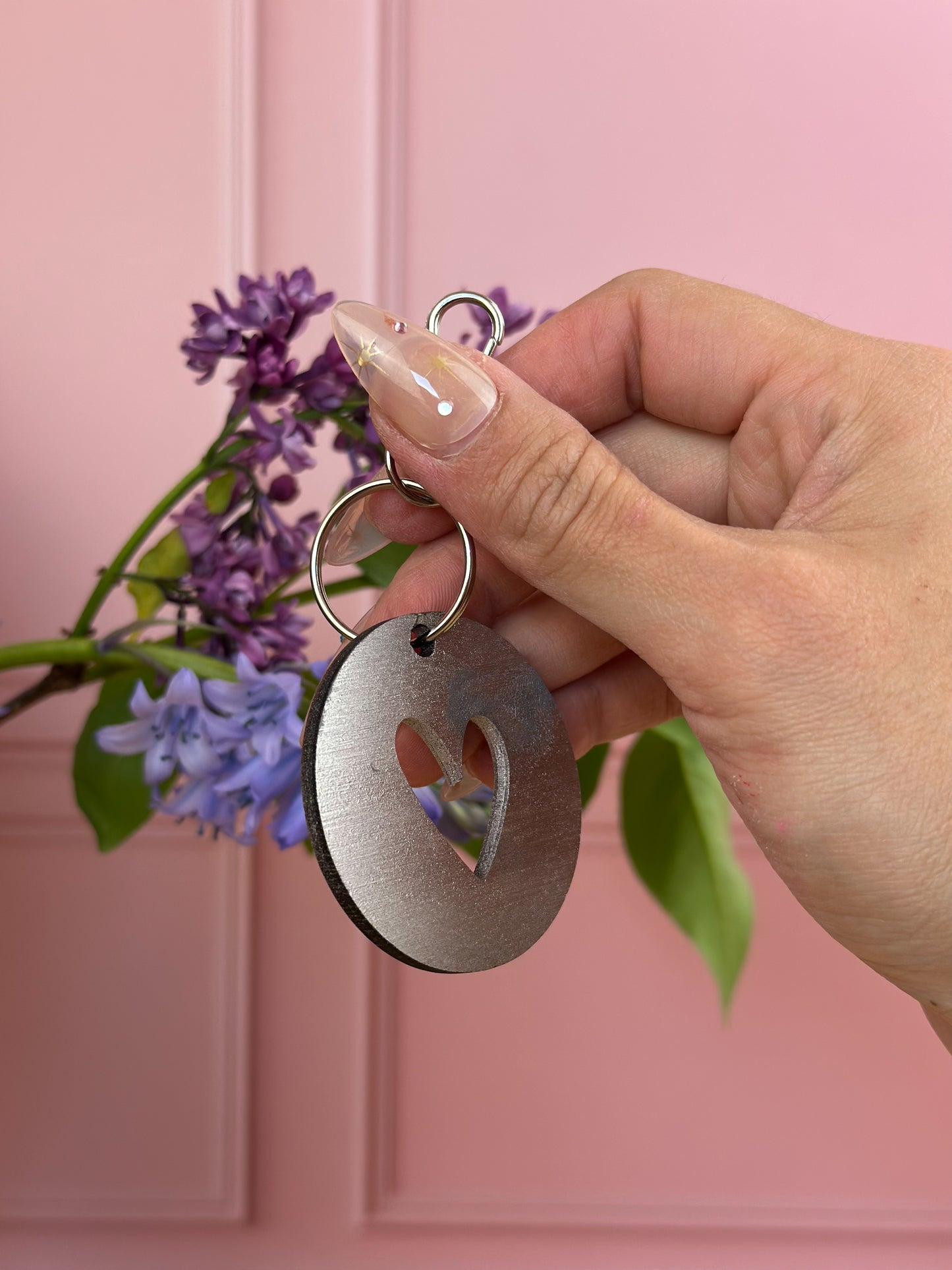 idée originale cadeau fête des mères : un porte clef argenté avec un couer et un message gravé ; wondermama