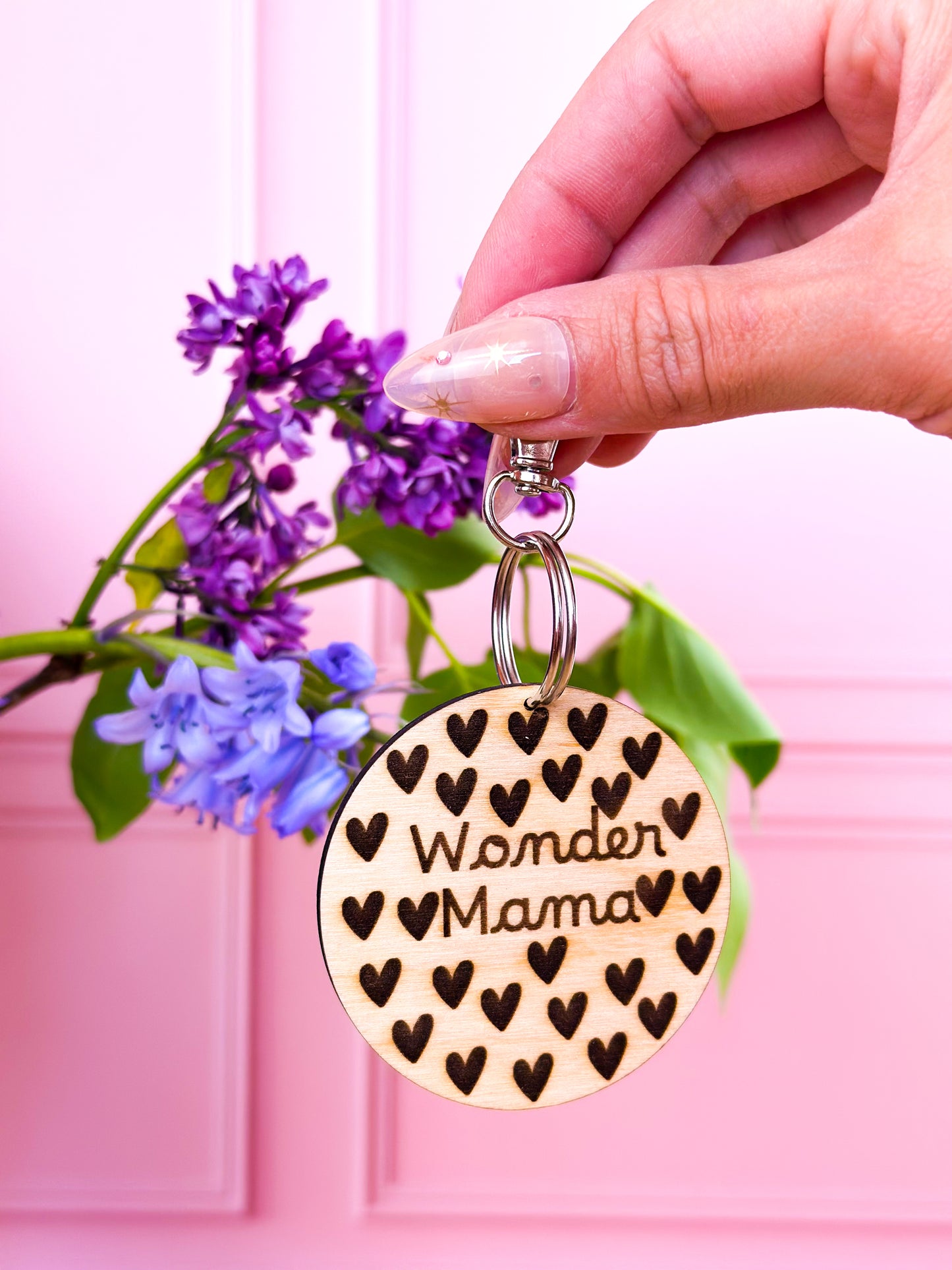 idée cadeau fête des mères qui fait sens : un porte clef gravé wondermama, message qu'elle lira chaque jour