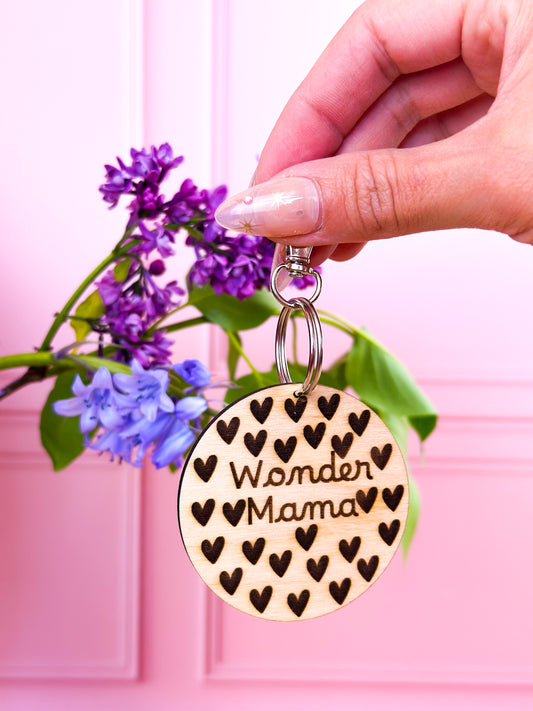 idée cadeau fête des mères qui fait sens : un porte clef gravé wondermama, message qu'elle lira chaque jour