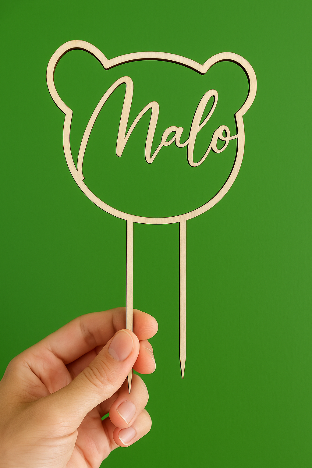 cake topper en bois en forme d'ourson personnalisé avec le prénom de bébé