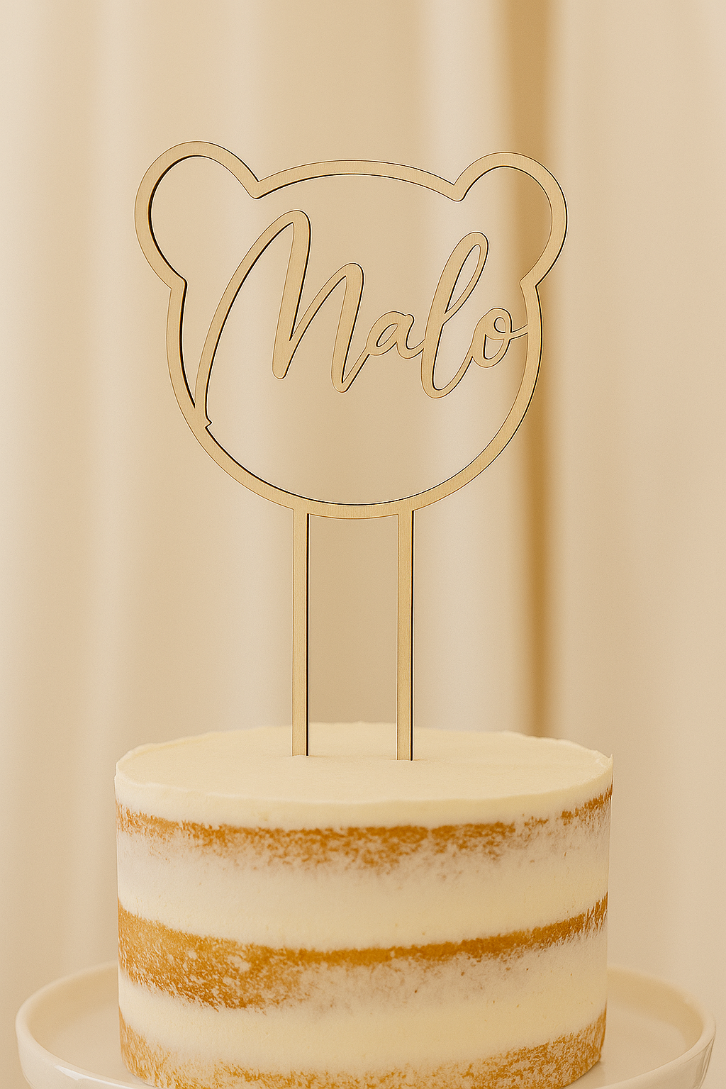 cake topper en bois en forme d'ourson parfait pour un premier anniversaire et personnalisé avec le prénom de bébé