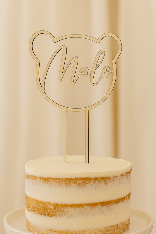 cake topper en bois en forme d'ourson parfait pour un premier anniversaire et personnalisé avec le prénom de bébé