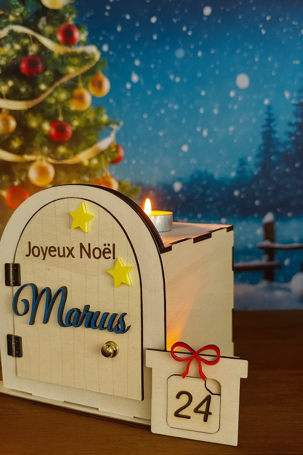 dans un fond de Noël, on voit un calendrier de l'avent en bois personnalisé : la porte de l'atelier du père noël à ouvrir pour découvrir son cadeau du jour