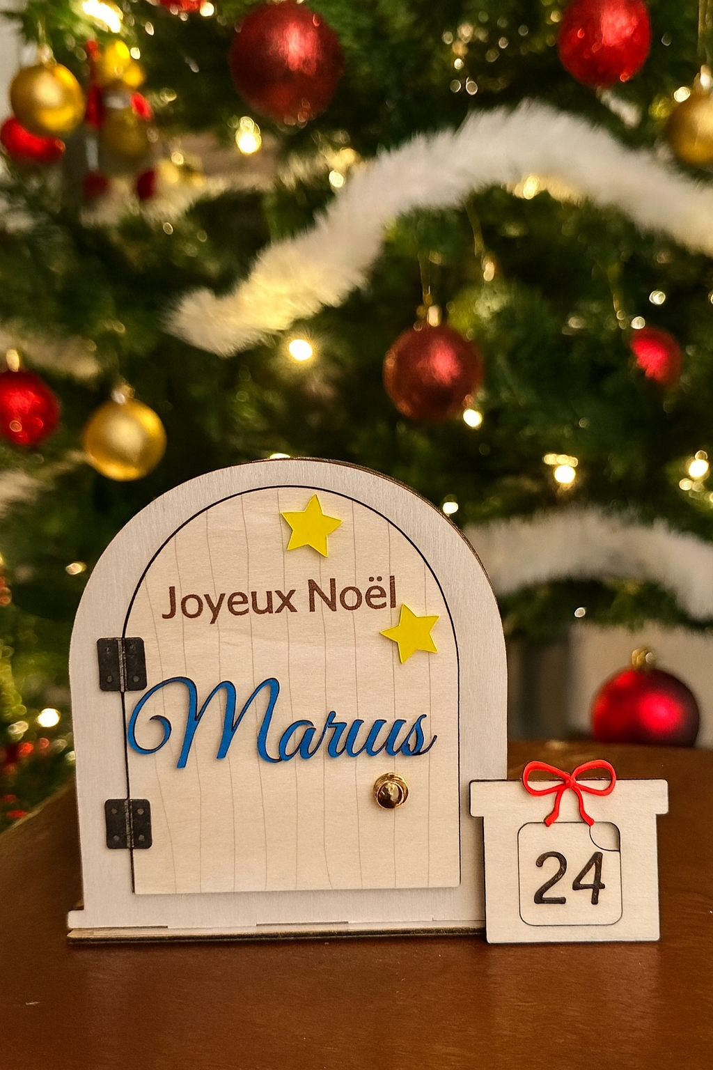 calendrier de l'avent en bois en forme d'atelier du père noël : jOYEUX nOËL GRAVÉ et Marius en Plexiglas collé