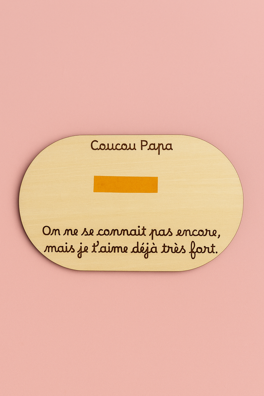 carte en bois avec message gravé "coucou papa on ne se connait pas encore, mais je t'aime déjà très fort" avec espace pour coller test de grossesse