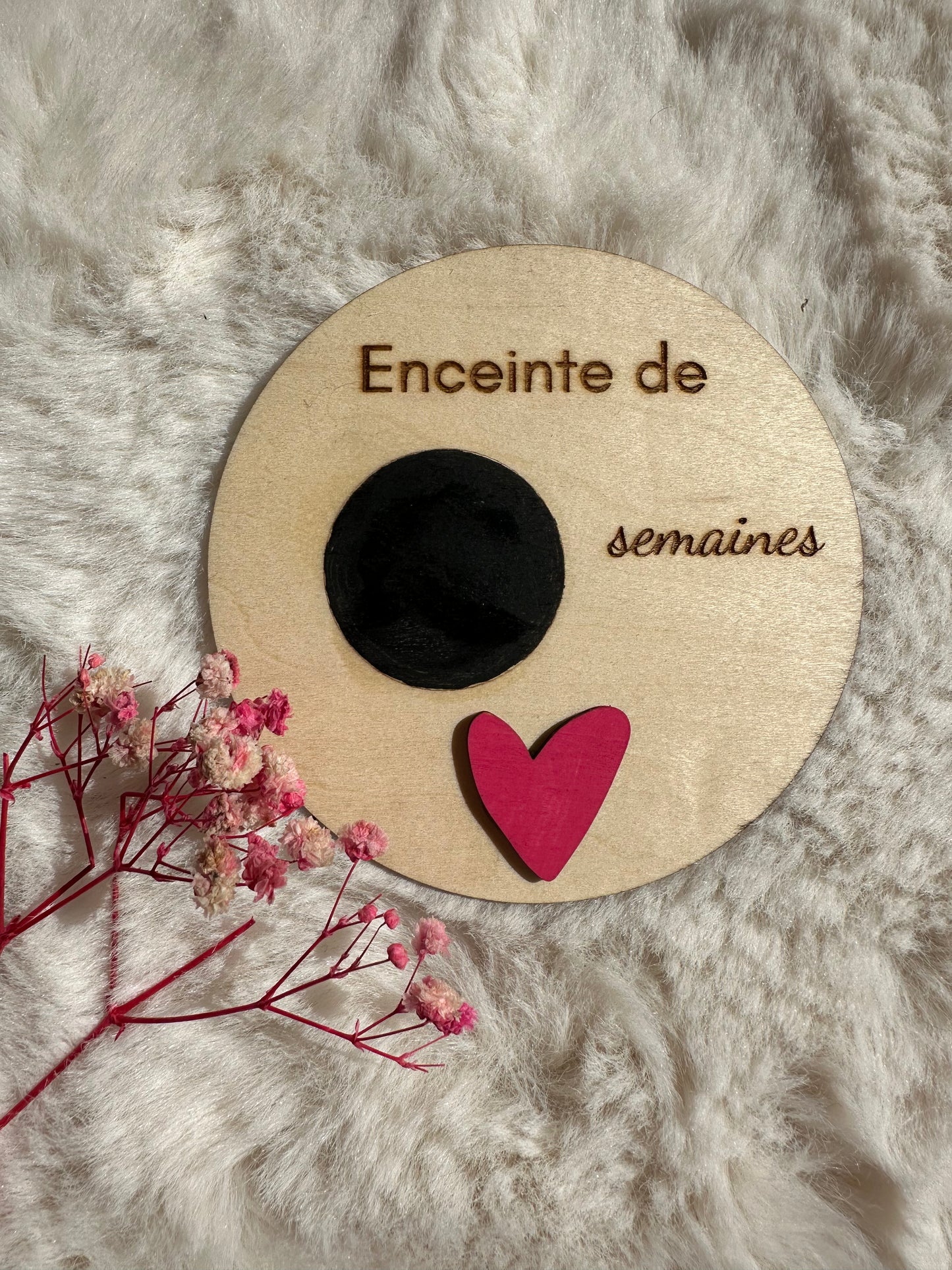 carte étape grossesse avec coeur fixé, à la craie indiquer le nombre de semaines