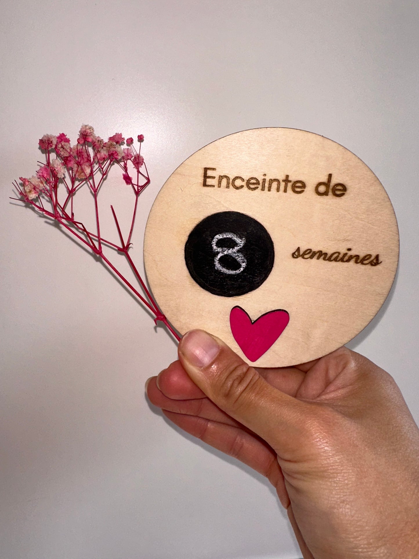 carte étape grossesse avec coeur fixé, à la craie indiquer le nombre de semaines