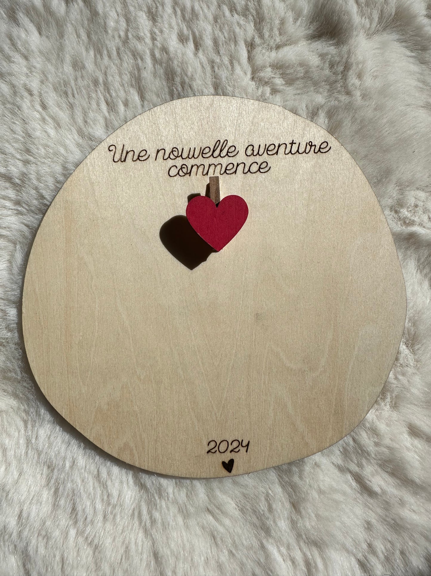 Carte en bois annonce "l'aventure recommence" avec une échographie épinglée avec une pince à linge coeur