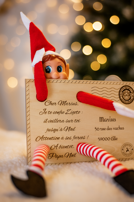 une lettre personnalisée avec encoches dans lesquelles les bras et jambes du lutin sont glissées,