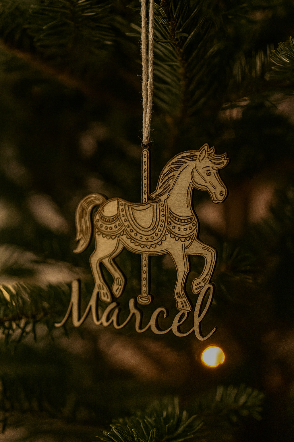 cheval de carrousel en bois personnalisé avec prénom de l'enfant "marcel" et suspendu au sapin