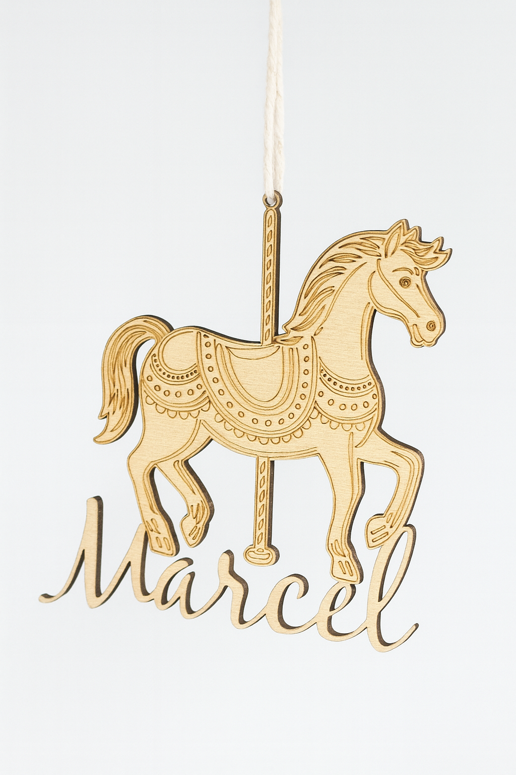 cheval de carrousel en bois personnalisé avec prénom de l'enfant "marcel" fond blanc