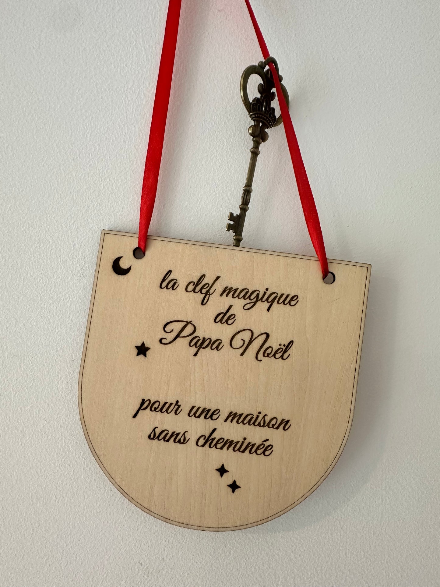 Pancarte en bois “La clef magique de Papa Noël” suspendue par un ruban rouge avec clé en métal doré, pour les maisons sans cheminée.