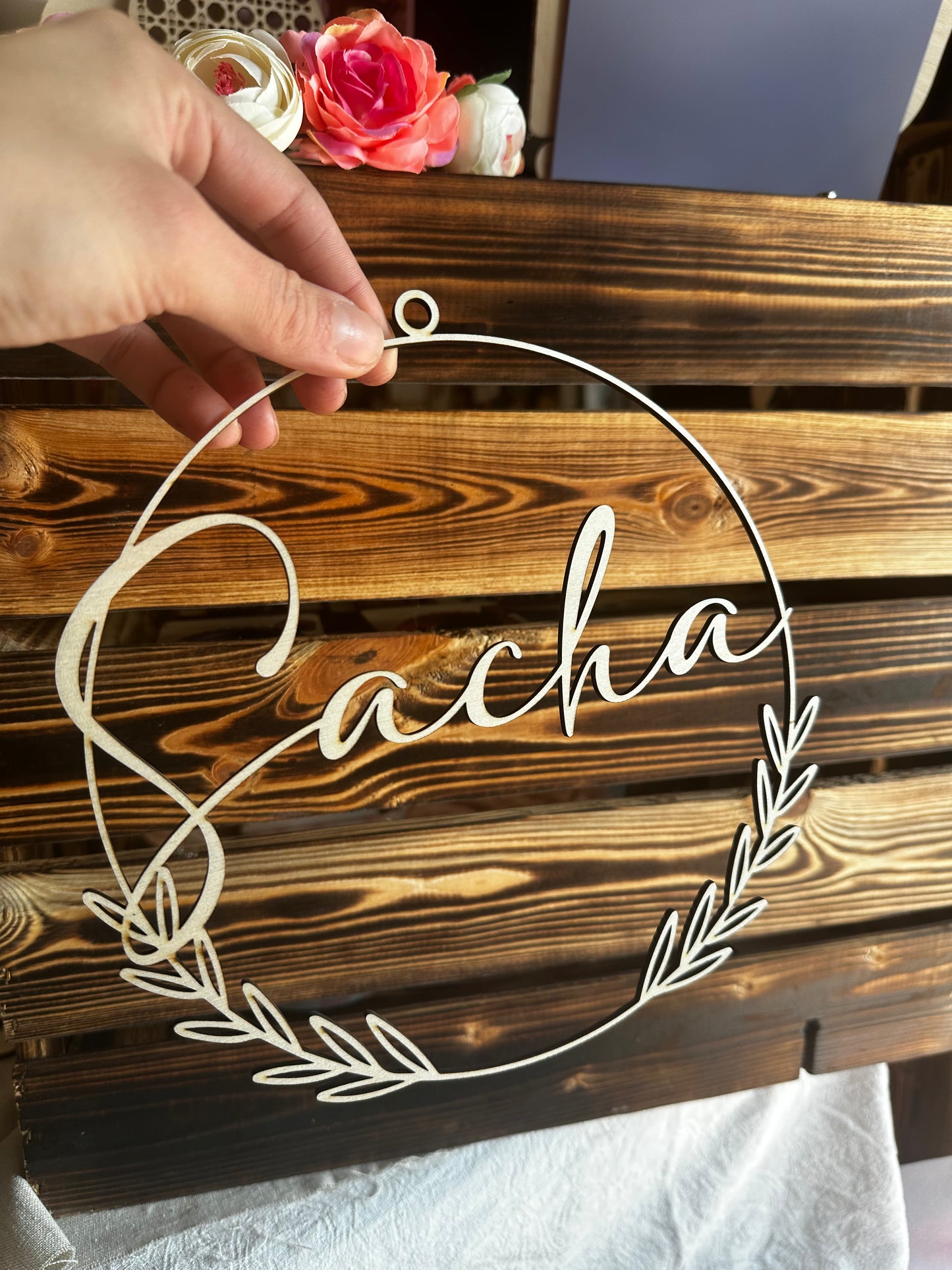 Couronne végétale en bois avec prénom personnalisé, motif feuillage finement découpé, décoration murale bébé style naturel et minimaliste