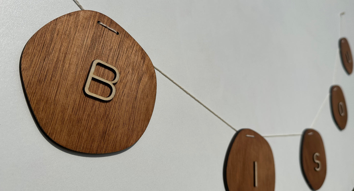 Guirlande en bois bisou – Une décoration personnalisée pleine d’amour