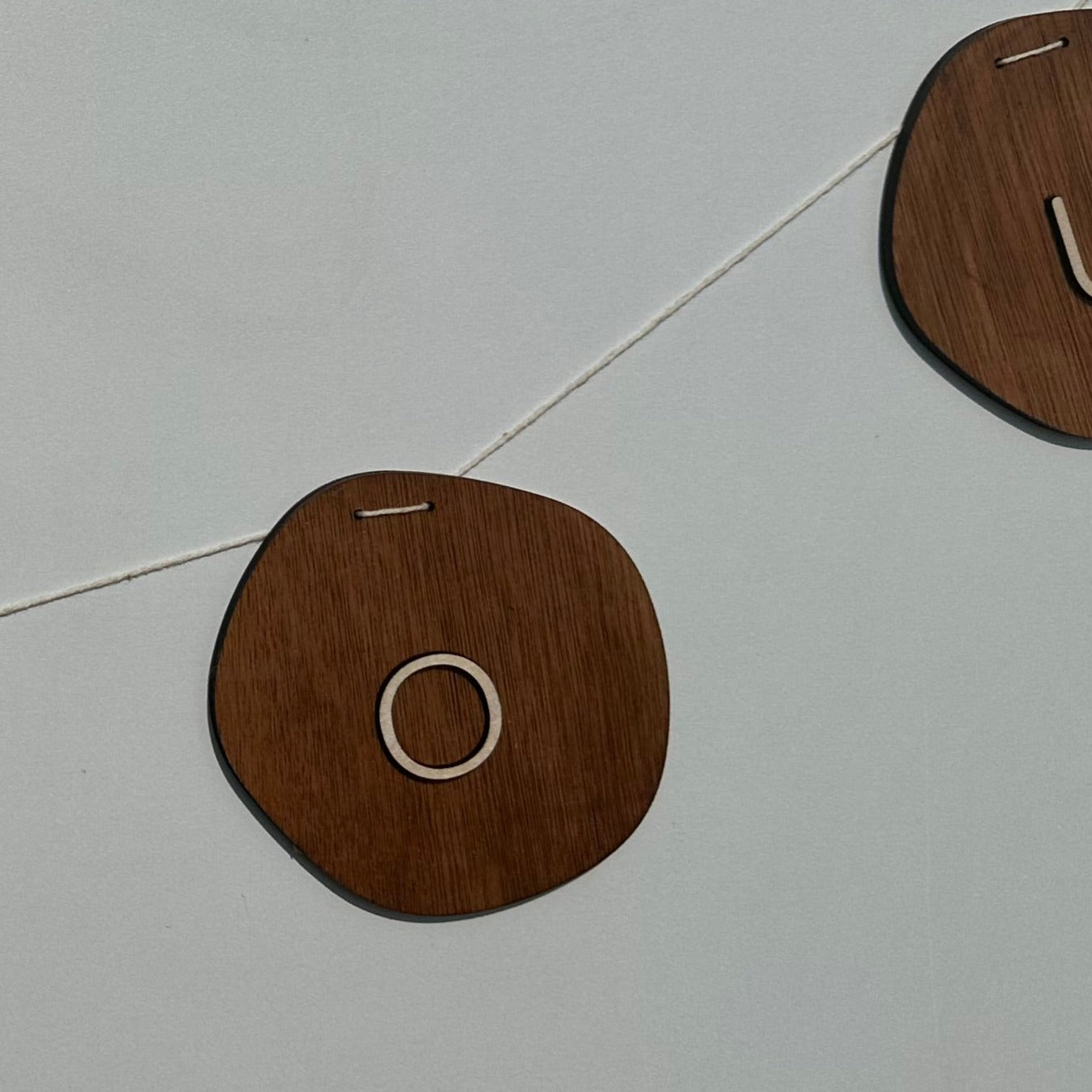 détail guirlande en bois disque