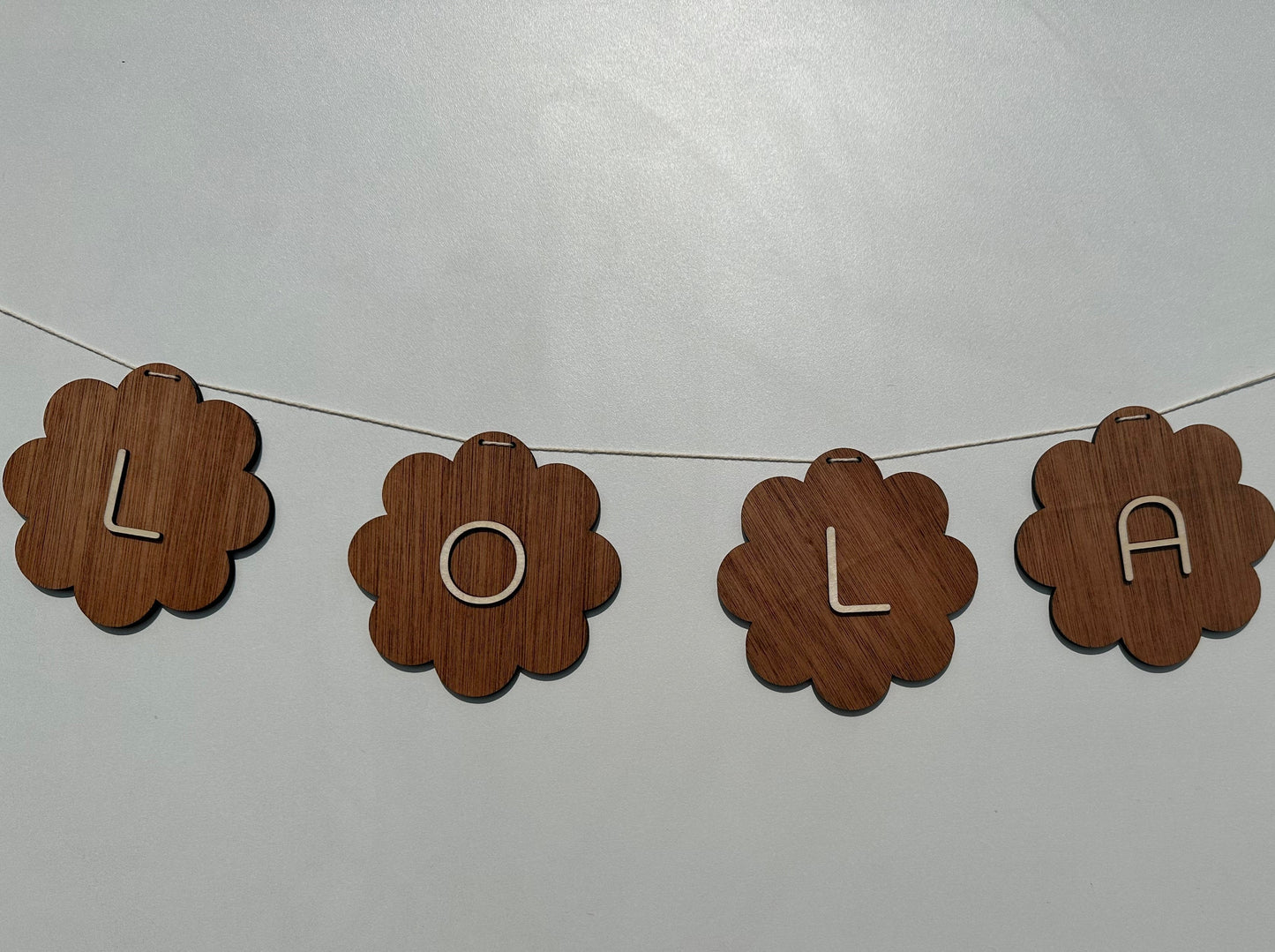 guirlande de disques de bois en forme de fleurs LOLA collé