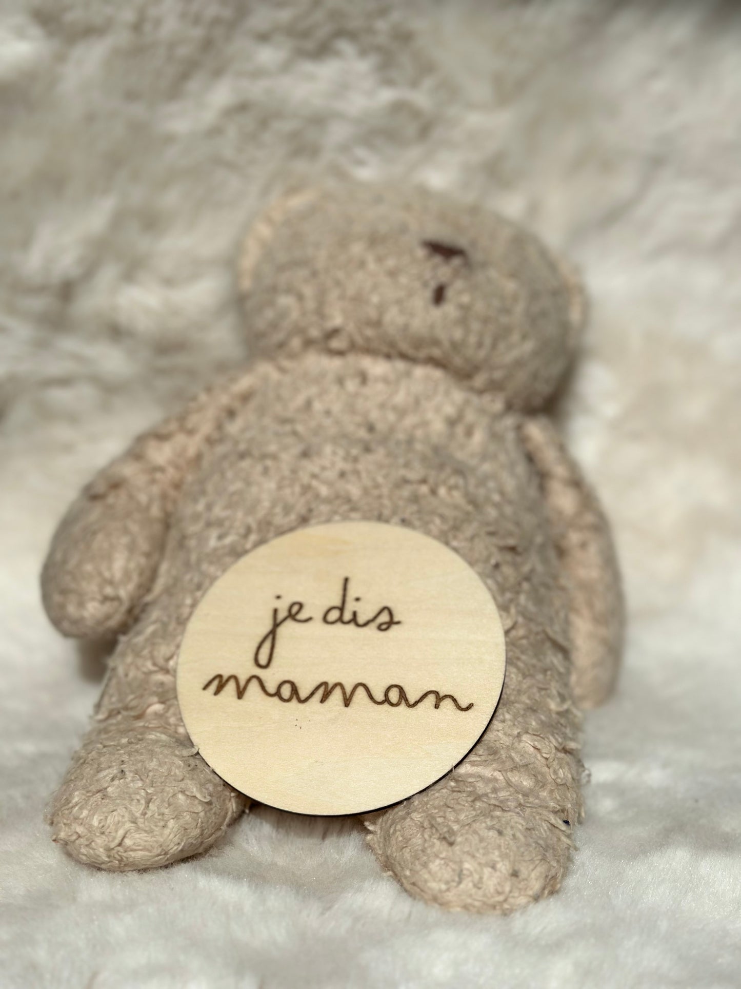 carte étape en bois ronde "je dis maman" posée sur un ours en peluche Moonie