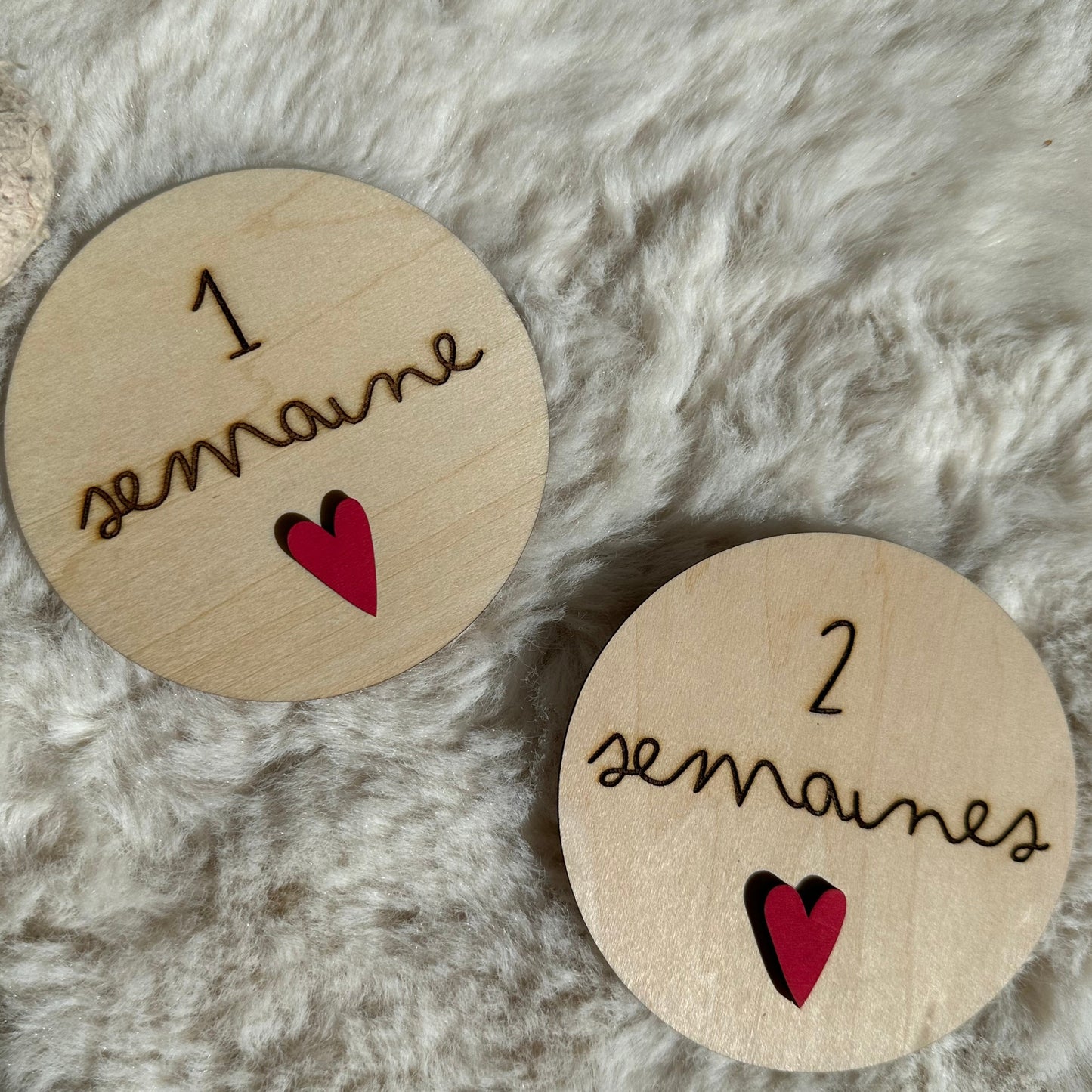 2 cartes étapes en bois rondes. 1 semaine et 2 semaines. avec coeur rose collés