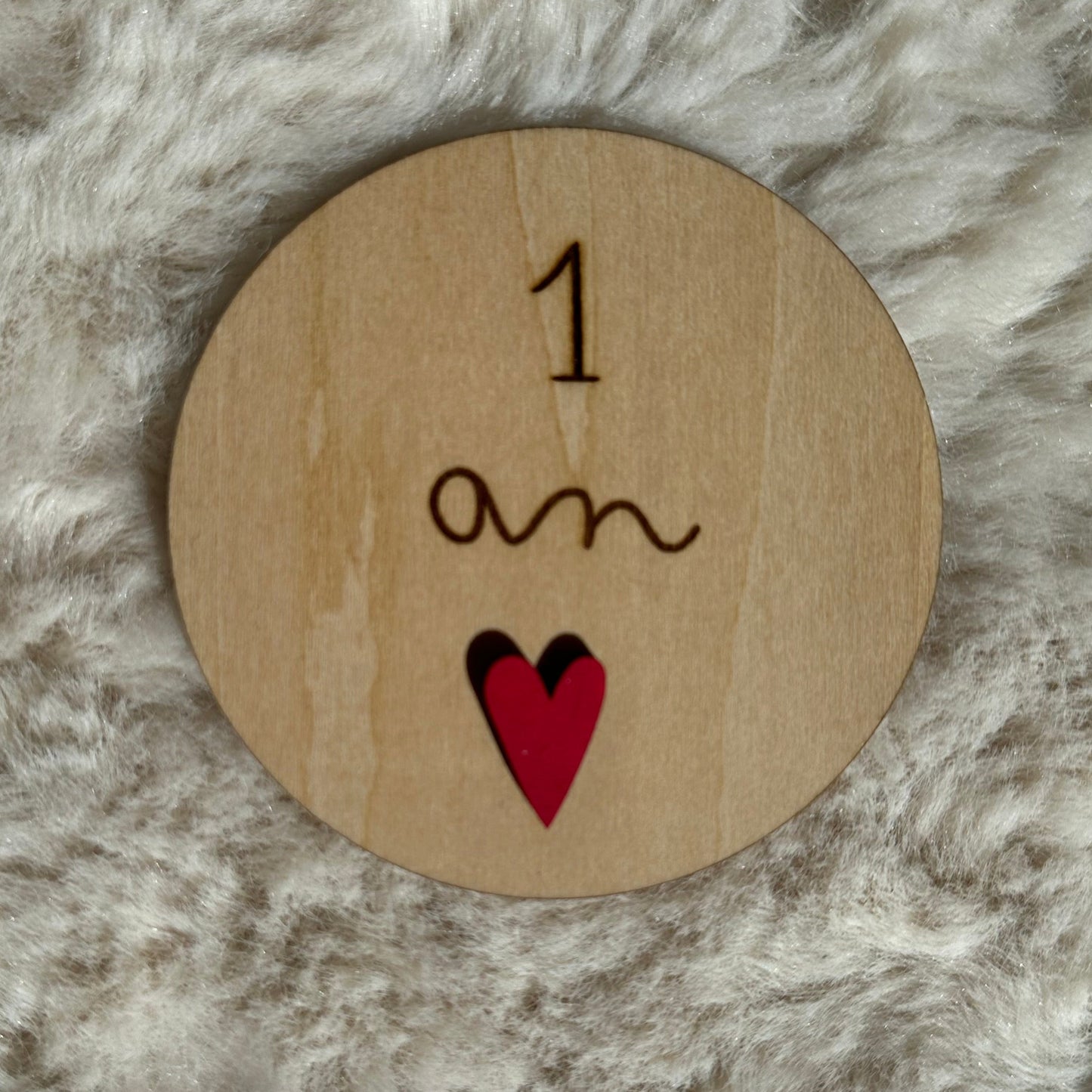 carte étape ronde en bois "1 an" avec coeur rose collé