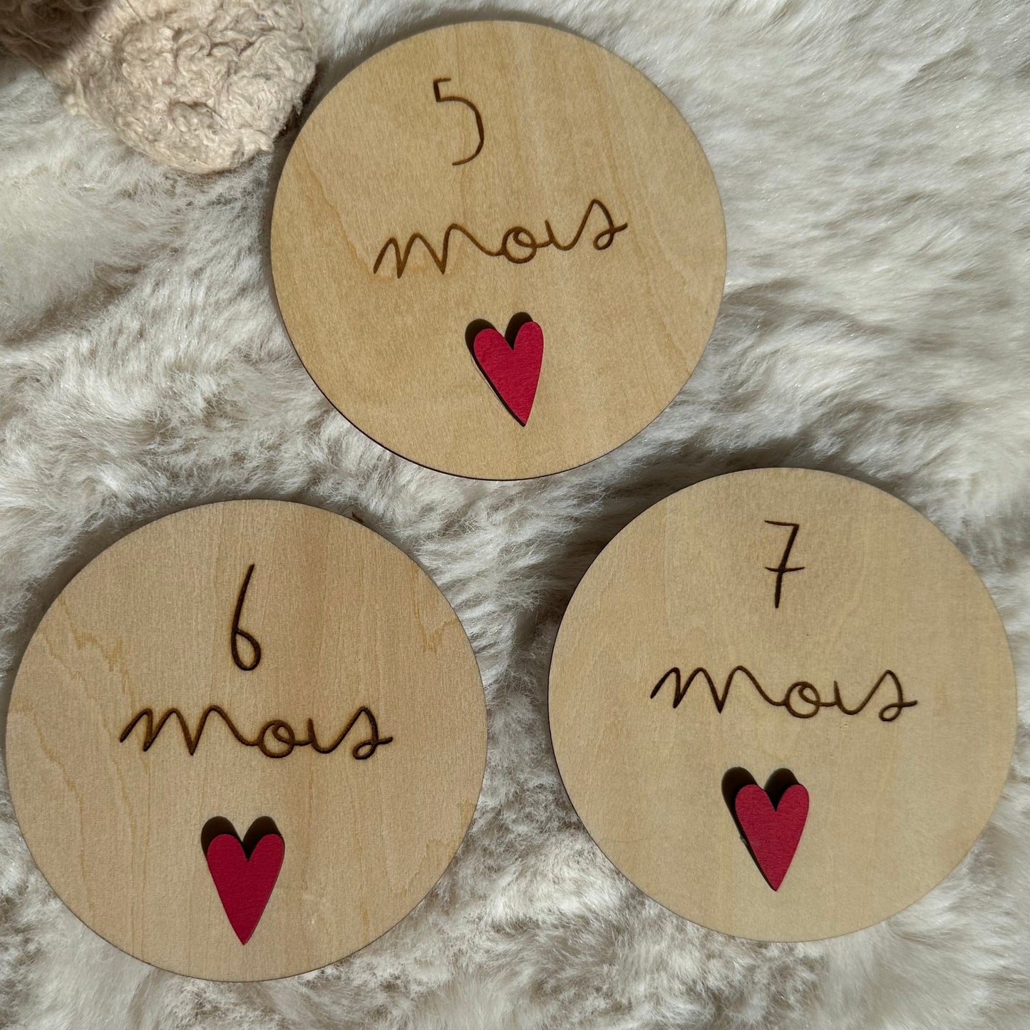 3 cartes étapes en bois rondes. 5 mois, 6 mois et 7 mois. Coeurs roses collés