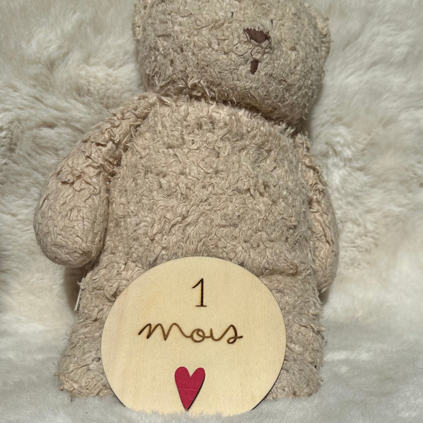 carte étape bébé "1 mois" avec coeur rose. bois