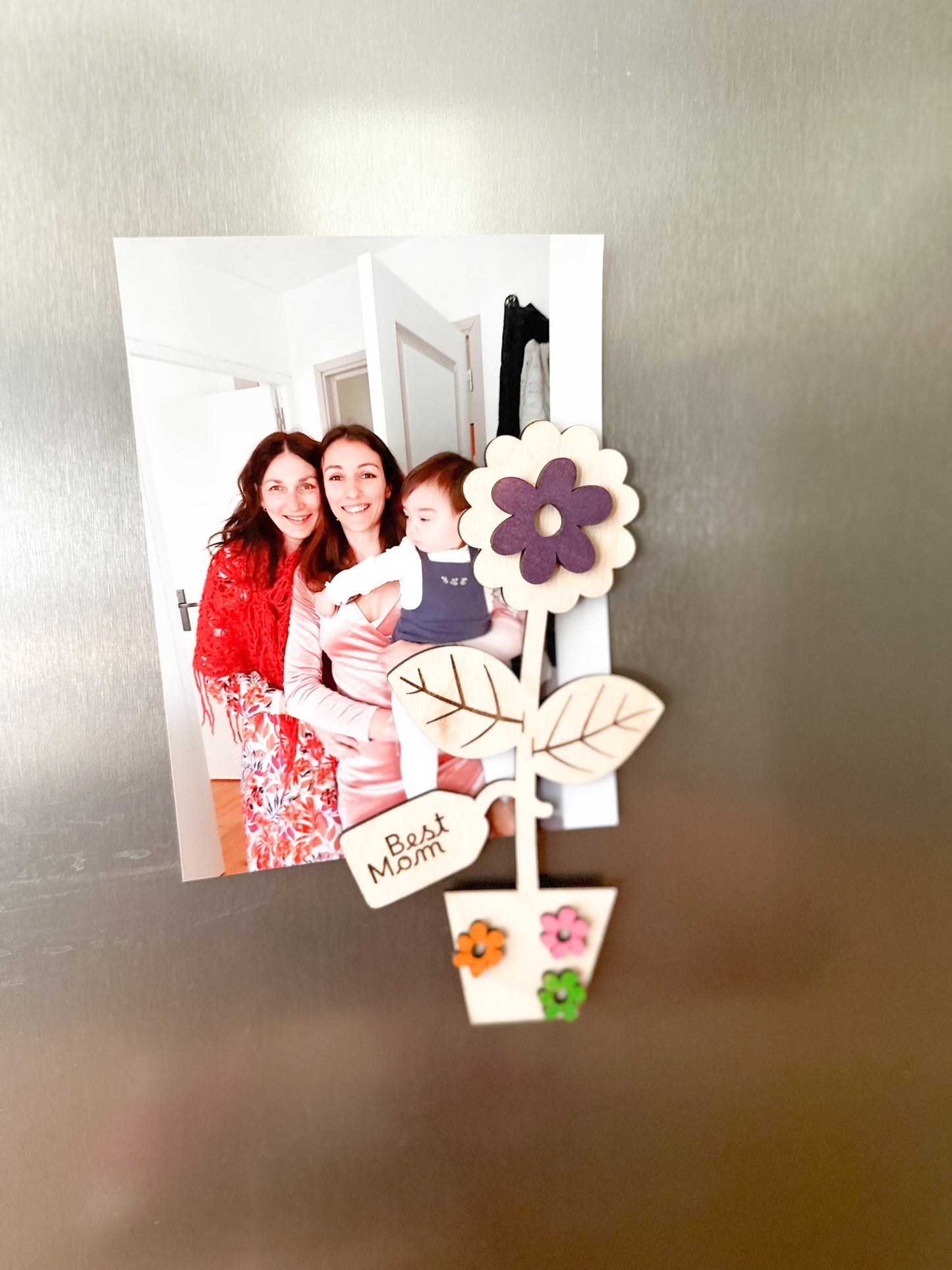 idée cadeau fête des mères : une jolie fleur aimantée pour fixer une photo sur le frigo