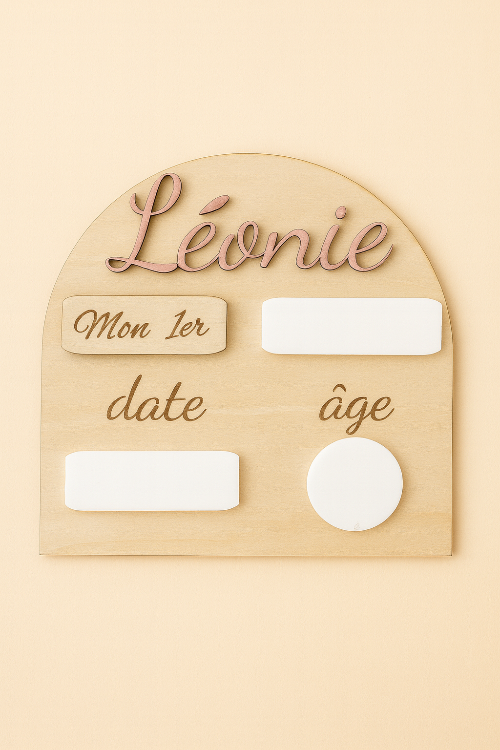 Pancarte en bois personnalisée pour bébé, portant le prénom « Léonie » peint en rose, avec des zones en plexi blanc effaçable pour noter la date et l’âge.  « Mon 1er »,