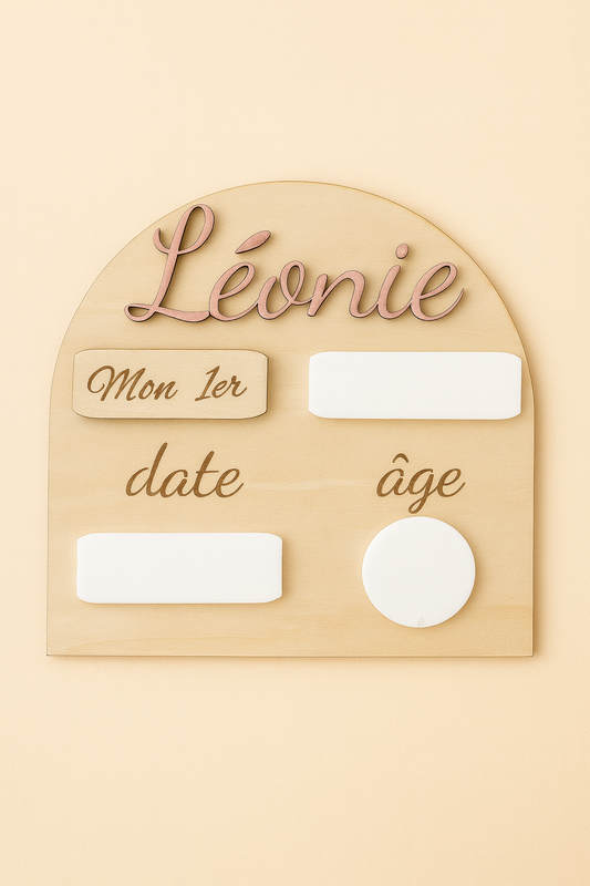 Pancarte en bois personnalisée pour bébé, portant le prénom « Léonie » peint en rose, avec des zones en plexi blanc effaçable pour noter la date et l’âge.  « Mon 1er »,