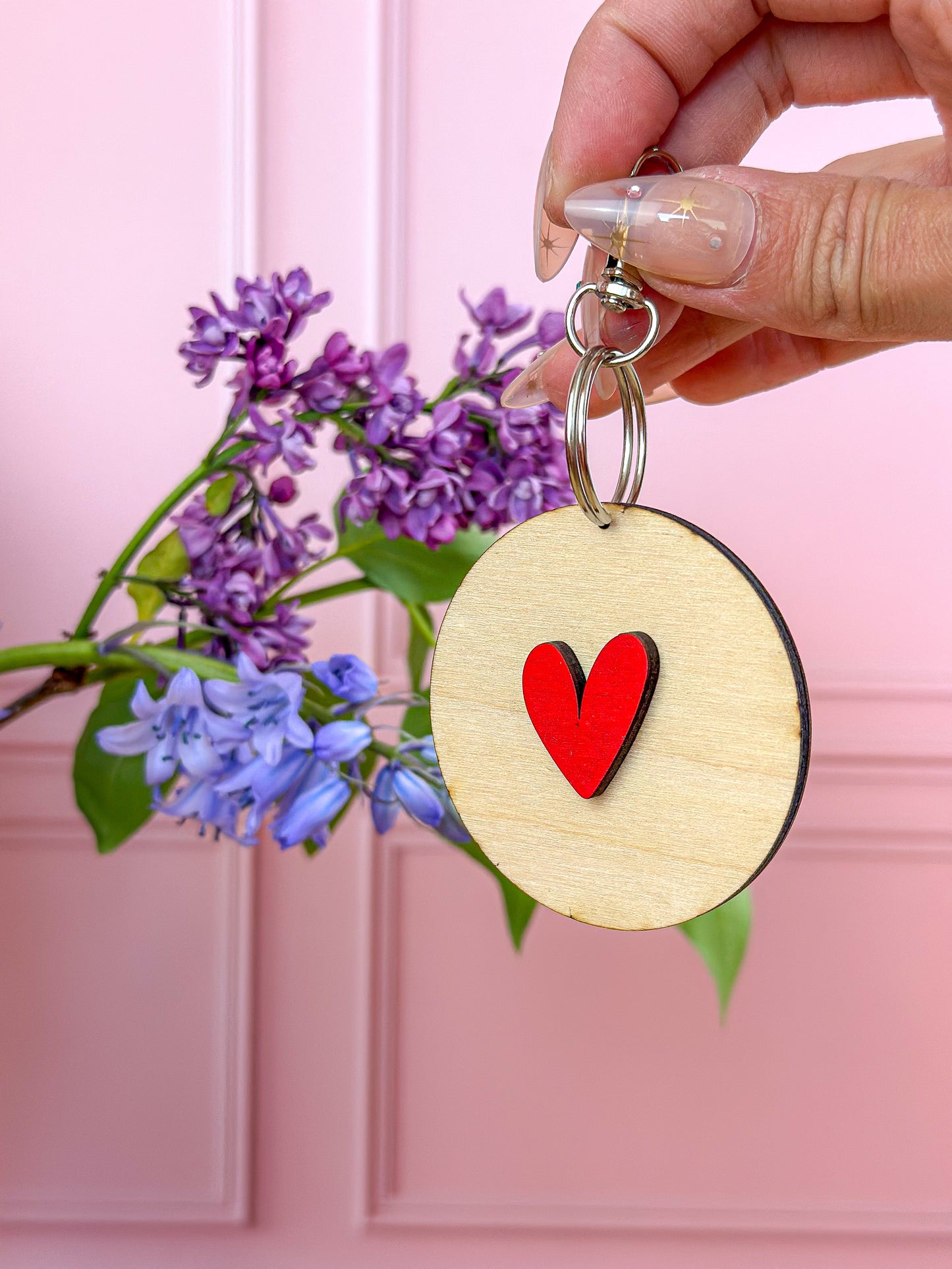 idée cadeau fête des mères qui fait sens : un porte clef gravé wondermama, message qu'elle lira chaque jour avec petit coeur rouge fixé