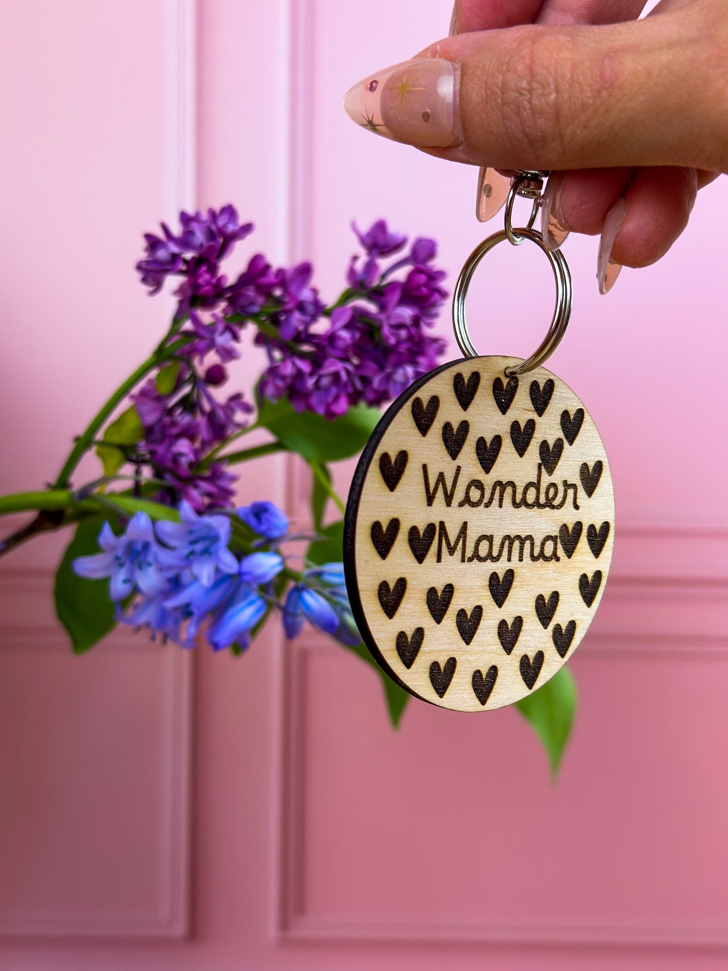 idée cadeau fête des mères qui fait sens : un porte clef gravé wondermama, message qu'elle lira chaque jour